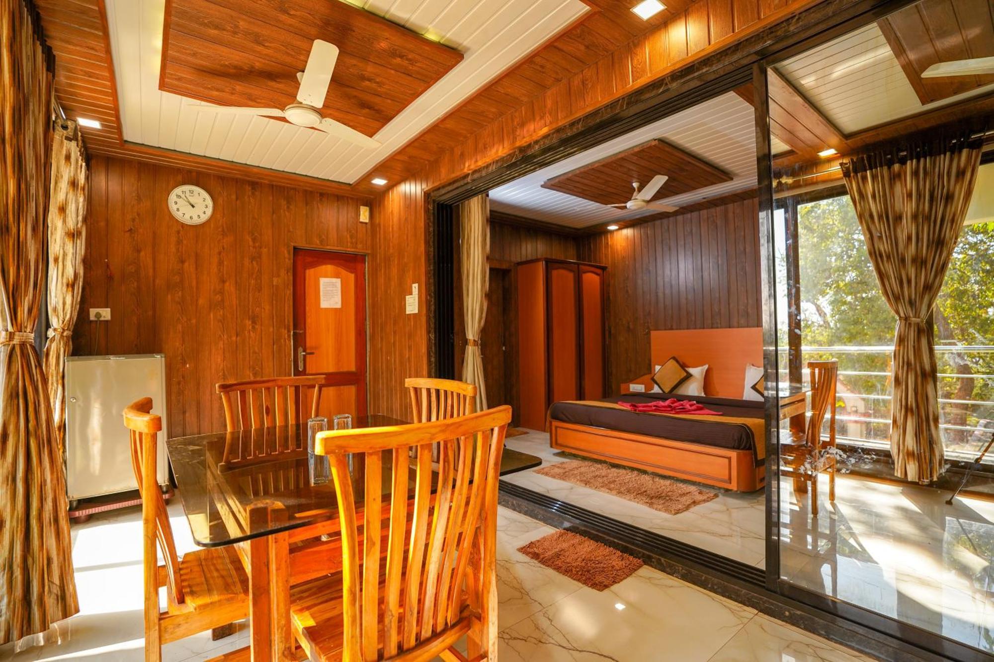 מת'ראן Hotel Kumar Plaza מראה חיצוני תמונה