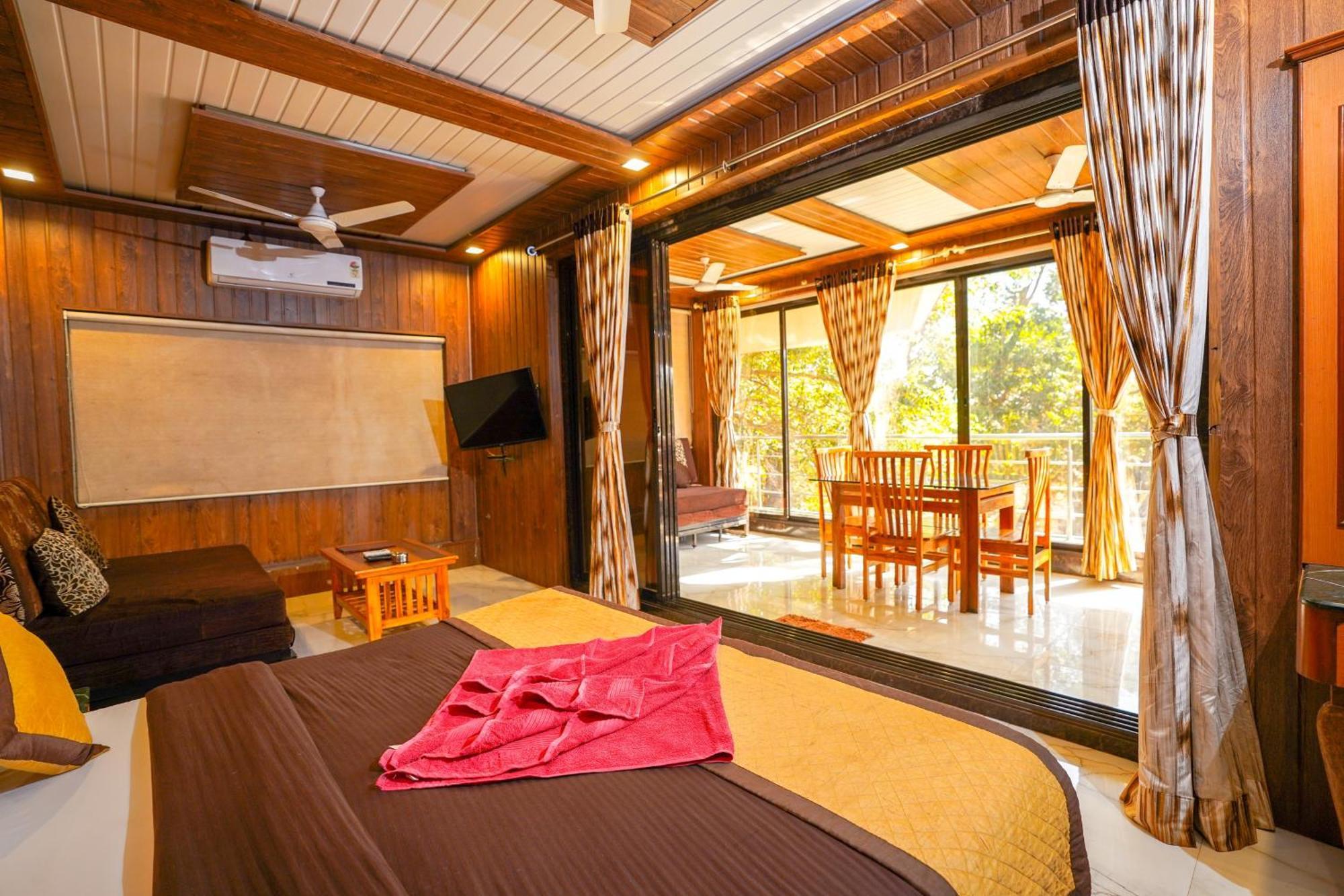 מת'ראן Hotel Kumar Plaza מראה חיצוני תמונה