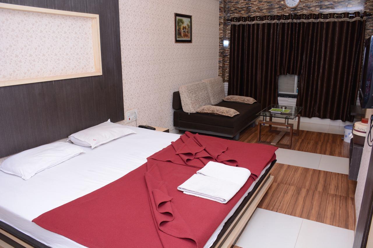 מת'ראן Hotel Kumar Plaza מראה חיצוני תמונה
