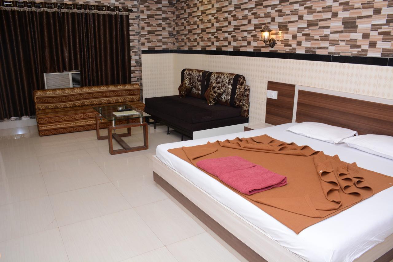 מת'ראן Hotel Kumar Plaza מראה חיצוני תמונה